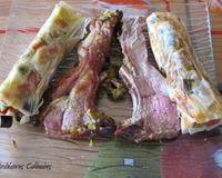 Un carré d'agneau avec une croûte d'asperges.