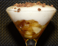 Léger à souhait pour achever un copieux repas. L'espuma de pommes donne une sensation de mousse légère qui fond sur la langue. Le goût de la pomme est omniprésent lors…