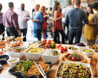 Le geste à faire pour être sûr que vos invités se servent lors d’un buffet dinatoire