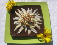 Associés dans une sauce gourmande, noix de l'Aveyron et Roquefort Papillon parfument des lamelles de topinambours cuites à la vapeur,pour composer une recette rapide…