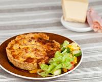 Il s'agit d'une tarte chaude au potimarron (variété de potiron) à servir en entrée ou en plat principal si on l'agrémente de dés…