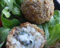En apéro ou en salade, croquez ces boulettes au roquefort à la fois craquantes et fondantes...