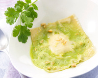 Raviole de Tartare® Oignon rouge & Coriandre, bouillon vert