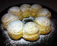 Une belle couronne de choux garnie avec une crème mousseline aux pralins, un dessert très gourmands!