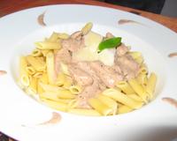 Une délicieuse et originale recette de pâtes qui plaît aux enfants comme aux grands parents grâce à sa sauce sucrée et acidulée.