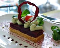 Un sablé crousti-fondant à la noix et aux graines de fenouil, des poires fondantes pochés au vin rouge coiffées d'un crémeux au roquefort.