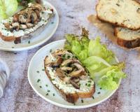 Des tartines rapides et savoureuses, idéales accompagnées d'une petite salade pour un repas sur le pouce ou à servir comme entrée.