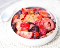 On revisite la traditionnelle salade de tomates avec cette recette très colorée.