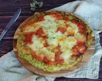 “Facile et gourmande” : notée 5/5 par les lecteurs de 750g, cette recette de pizza de courgettes sans pâte va vous régaler !