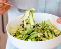 Il faisait trop chaud pour cuisiner : j'ai improvisé ce plat frais à la courgette en 10 min et c'était le dîner parfait