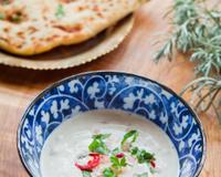 On adore le raîta indien traditionnellement pour accompagner les currys & super bon pour tous vos apéros. Il est ici préparé avec un Danone…