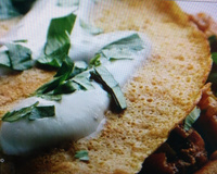 Roulade de crêpes aux courgettes, carottes, sauce et ricotta avec petits champignons pour bento