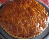 Frangipane colorée, agrémentée de fruits rouges