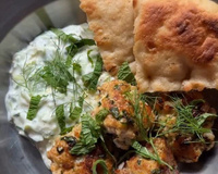 Envie d’évasion ? Essayez ces boulettes de poulet à la grecque et leur tzatziki maison