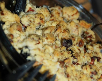 Fondue de poireaux aux trompettes de la mort en crumble de noix