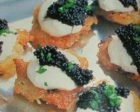 Voici une délicieuse recette de râpé de pommes de terre avec des oeufs de lympe et de la crème fraîche. Un pur délice idéal pour l'apéritif !