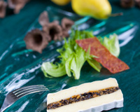 Fromage 'l'ortolan 1921' farci aux poires et trompettes fraîches, salade frisée et morteau