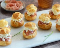 Choux au fromage fouetté et à la chiffonnade de jambon