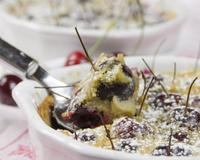Des clafoutis individuels à la farine de petit épeautre, fécule de maïs et amandes, parfumés à la cardamome.