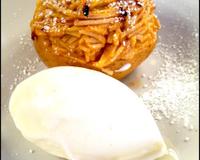 Une recette que j'aime faire une fois par an. Une pomme rôti avec un fond classique et un dessus pomme râpée au citron. Simple et bon !