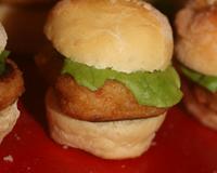 Une version miniature et maison d'un célèbre hamburger au poulet pané....