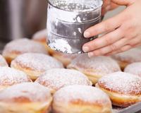 De bons beignets farcis aux pommes, à la confiture ou à la pâte à tartiner comme ceux que l'on aime déguster sur les foires ou à…