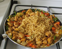Mon poulet à base de sauce et nouilles asiatiques avec des petits légumes.