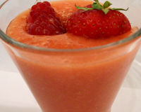 Un délicieux smoothie rouge vif qui a la particularité d'être très rafraîchissant grâce à sa petite touche de thé !