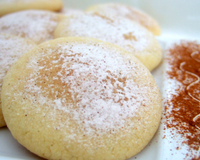 De délicieux cookies grecs qui nous font voyager grâce aux saveurs mêlées de vanille, cannelle et fleur d'oranger.