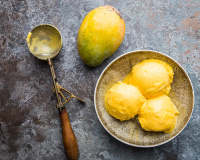 Avec simplement un mixeur, cette glace mangue-coco citron vert est la meilleure pour se rafraichir !