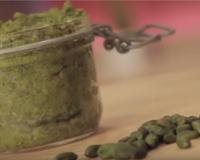 On a souvent du mal à trouver de la pâte de pistaches en commerce... Voici tous les secrets pour réaliser une pâte de pistache maison. Une pâte…