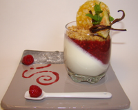 Panna Cotta à l'amande, compotée de figues et framboise à la vanille, émietté de crumble épicé