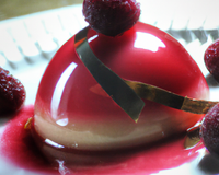 Dôme de fruits rouges à la gelee rosée