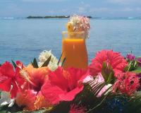 A tahiti boire un cocktail en regardant un coucher de soleil c'est super top.A essayer pour le mélange de saveurs de fruits
