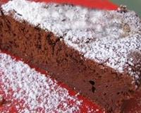 Gâteau rond au chocolat et décoré avec de la noix de coco.