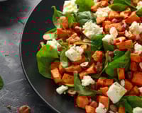 Salade de patates douces rôties, épinard, féta et noisettes