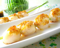 Noix de St Jacques dorées au sésame sur brochettes de citronnelle...