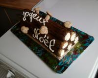 Montage de 6 grands éclairs fourrés crème diplomate, 3 chocolat et 3 au praliné collés et décoré avec une ganache chocolat le posé sur un biscuit succès et champignons.
