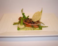 Filets de rouget croustillant et petits légumes au pistou