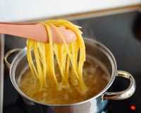 “Cette règle là, elle change tout” : découvrez le geste indispensable pour donner du goût à vos pâtes dès la cuisson