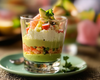 verrine apéro à l'avocat, surimi et crevette rose