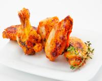 De délicieuses ailes de poulet marinées dans l'huile d'olive, les herbes de Provence, de l'ail et du ketchup. A grignoter entre amis.
