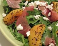 Voici une petite salade toute fraîche, qui plaira à tous ceux qui sont fans de sucré salé ou qui aiment tout simplement découvrir de nouvelles saveurs !