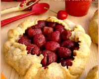 De délicieuse galettes rustiques avec une garniture d'amande et de cerises.
