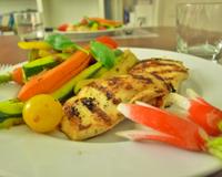 Des morceaux de blanc de poulet bien moelleux et parfumés à faire griller à la poêle ou au barbecue.