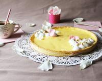 Une tarte au citron, avec un touche de fantaisie: une meringue à la rose...