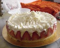 Une génoise vraiment excellente que j'ai fourrée avec une délicieuse crème chantilly.