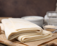 “Il faut bien m’écouter !": Philippe Etchebest montre que faire une pâte feuilletée n’a rien de compliqué grâce à ses conseils