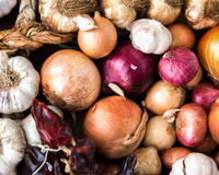 Ne les mettez surtout pas au frigo ! Voici le meilleur endroit où l'ail et les oignons se conservent vraiment des mois