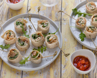 Wraps apéritifs aux oignons caramélisés, crème de roquefort, poire et roquette
